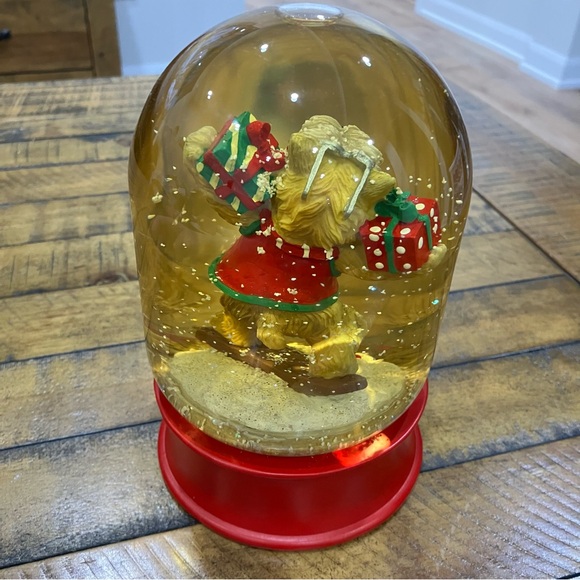 Vtg Festive snow globe featuring a Yorkshire Terrier - Picture 5 of 6